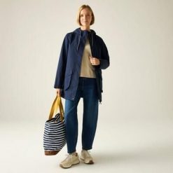 Damska wodoodporna kurtka z kapturem Norana. Niebieskie kurtki damskie Regatta, bez wzorów, z poliesteru, z kapturem. W wyprzedaży za 349.99 zł.