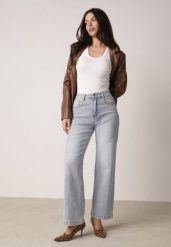 Jasnoniebieskie Szerokie Jeansy z Bawełną o Prostym Kroju z Wysokim Stanem Miovera. Niebieskie jeansy damskie Born2be, z podwyższonym stanem. Za 99.99 zł.