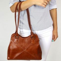 Torebka skórzana damska camel DAN-A T94. Brązowe torebki do ręki damskie DAN-A, bez wzorów, ze skóry, bez dodatków. Za 299.99 zł.