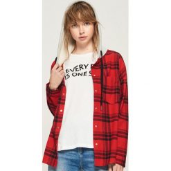Koszula z kapturem - Czerwony. Czerwone koszule damskie Sinsay, z kapturem. W wyprzedaży za 59.99 zł.