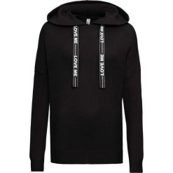 Sweter dzianinowy z drukowanymi paskami bonprix czarny. Swetry damskie marki bonprix. Za 89.99 zł.