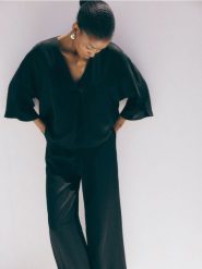 Kopertowa bluzka z wiskozy - czarny. Czarne bluzki damskie Reserved, l, bez wzorów, z wiskozy, bez kołnierzyka, bez ramiączek. W wyprzedaży za 89.99 zł.