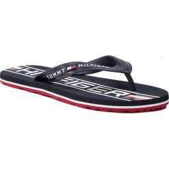 Japonki TOMMY HILFIGER - Heritage Print Beach Sandal FM0FM02232 Midnight 403. Niebieskie klapki męskie Tommy Hilfiger, z tworzywa sztucznego. W wyprzedaży za 119.00 zł.