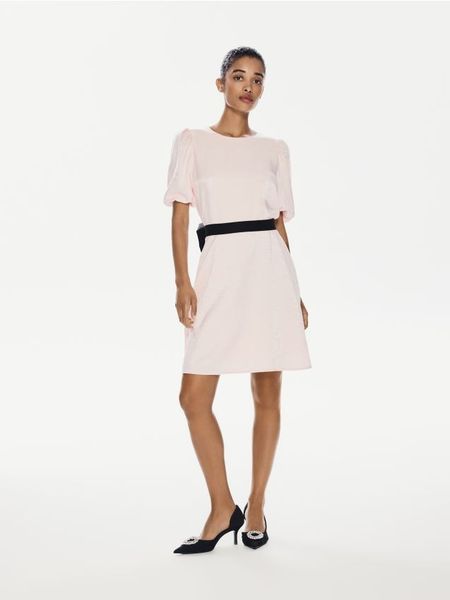 Sukienka z kokardą - pastelowy róż. Czerwone sukienki damskie Reserved, l, bez wzorów, z tkaniny, bez kołnierzyka, bez ramiączek. Za 199.99 zł.