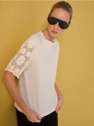 Bluzka z dekoracyjnym krótkim rękawem crochet - kremowy. Białe bluzki damskie Sinsay, l, bez wzorów, bez kołnierzyka, bez ramiączek. Za 29.99 zł.