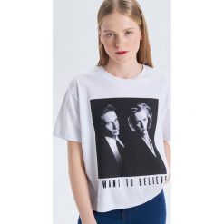 Koszulka Archiwum X - Biały. T-shirty damskie marki Cropp. W wyprzedaży za 29.99 zł.