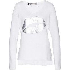 Sweter z nadrukiem z motywem ust bonprix biało-srebrny. Swetry damskie marki bonprix. Za 79.99 zł.