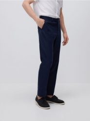 Spodnie regular fit z lnem - granatowy. Niebieskie spodnie materiałowe męskie Reserved, bez wzorów, z bawełny. W wyprzedaży za 159.99 zł.