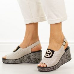 Beżowe skórzane sandały damskie na koturnie S.Barski 7014. Brązowe sandały damskie S.BARSKI, z aplikacjami, z jeansu, bez obcasa, na koturnie, bez zapięcia. Za 239.00 zł.