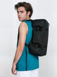 Torba – plecak podróżny 2w1 - czarny. Czarne torby sportowe męskie Sinsay, bez wzorów, małe. Za 69.99 zł.