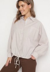 Beżowa Bawełniana Koszula Oversize w Paski ze Ściągaczem Elineola. Brązowe bluzki damskie Born2be, uniwersalny, bez wzorów, z bawełny, eleganckie, bez kołnierzyka, bez ramiączek. Za 129.99 zł.
