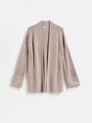 Kardigan z obniżoną linią ramion - brązowy. Brązowe kardigany damskie Reserved, l, bez wzorów, z dzianiny. Za 159.99 zł.