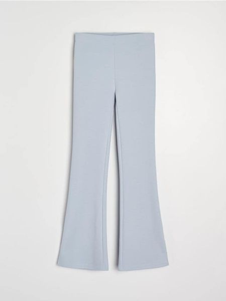 Spodnie flare - błękitny. Niebieskie spodnie materiałowe damskie Sinsay, l, bez wzorów. Za 39.99 zł.