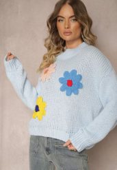 Jasnoniebieski Sweter z Wiskozą i Kwiatowym Motywem Labrienna. Niebieskie swetry damskie Renee, l, z aplikacjami, z wiskozy, casualowe, bez kołnierzyka, bez ramiączek, długie, bez kaptura. Za 99.99 zł.