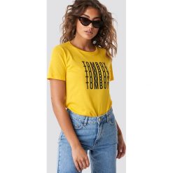 Astrid Olsen x NA-KD T-shirt Tomboy - Yellow. Żółte t-shirty damskie marki Astrid Olsen x NA-KD, z nadrukiem, z okrągłym kołnierzem. Za 72.95 zł.