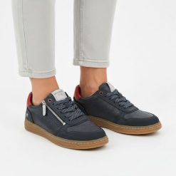 Sneakersy męskie Mustang, niska sportowa forma z wiązaniem i bocznym zamkiem wygodna podeszwa do codziennego użytkowania, granatowe, 4204-301-820. Niebieskie półbuty na co dzień męskie Mustang, sportowe, bez zapięcia. Za 289.00 zł.