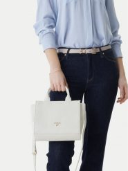 Guess Torebka J5GZ06 WG730 Écru. Białe torebki do ręki damskie Guess, z aplikacjami, ze skóry, bez dodatków. Za 259.99 zł.