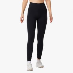 Długie legginsy treningowe damskie Swedemount Move Long Tights szybkoschnące. Czarne bielizna termoaktywna damska SWEDEMOUNT, bez wzorów, z tkaniny. Za 185.00 zł.