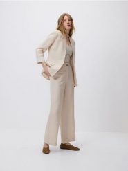 Spodnie z lnem - beżowy. Brązowe spodnie materiałowe damskie Reserved, l, bez wzorów, z tkaniny. Za 139.99 zł.