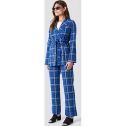 NA-KD Classic Rozszerzane spodnie w kratkę - Blue,Multicolor. Niebieskie spodnie materiałowe damskie NA-KD Classic, w kratkę. Za 161.95 zł.