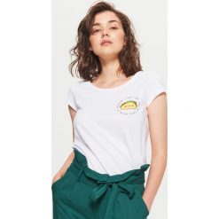 Koszulka z nadrukiem - Biały. Białe t-shirty damskie Cropp, z nadrukiem. W wyprzedaży za 9.99 zł.