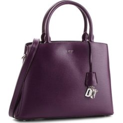 Torebka DKNY - Paige Lg Satchel R81D3326 Brinjal B7J. Torebki do ręki damskie marki DKNY. W wyprzedaży za 979.00 zł.