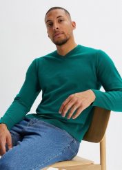 Sweter z dekoltem w serek, z dzianiny o gładkim splocie drobnych oczek. Zielone swetry przez głowę męskie bonprix, l, bez wzorów, z dzianiny, bez kołnierzyka. Za 79.99 zł.