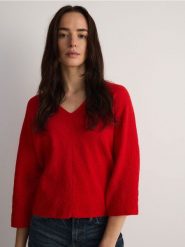 Sweter ze strukturalnej dzianiny - czerwony. Czerwone swetry damskie Reserved, l, bez wzorów, z dzianiny, bez kołnierzyka, bez ramiączek, bez kaptura. W wyprzedaży za 39.99 zł.