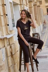 Bluzka z nadrukiem brązowa. Brązowe bluzki damskie MOODO, l, bez wzorów, z bawełny, bez kołnierzyka, bez ramiączek. Za 39.99 zł.