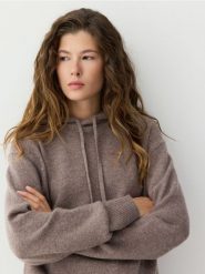 Wełniany sweter z kapturem - brązowy. Brązowe swetry damskie Reserved, l, bez wzorów, z dzianiny, bez kołnierzyka, bez ramiączek, z kapturem. Za 229.99 zł.