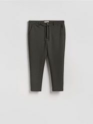 Spodnie chino slim fit - brązowy. Brązowe spodnie materiałowe męskie Reserved, l, bez wzorów, z bawełny. W wyprzedaży za 79.99 zł.