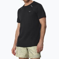 Koszulka do biegania męska Mizuno Active DryAeroFlow Tee. Czarne koszulki sportowe męskie Mizuno, m, bez wzorów, z materiału, bez kołnierzyka, bez ramiączek, do biegania. Za 229.99 zł.