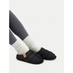 Kapcie G-Star. Czarne kapcie damskie G-Star, bez wzorów. Za 43.99 zł.