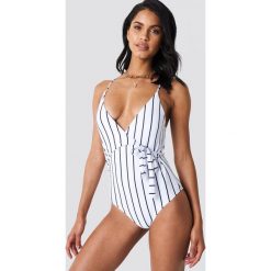 Hot Anatomy Kostium kąpielowy w paski - White. Białe kostiumy jednoczęściowe damskie Hot Anatomy, w paski. Za 202.95 zł.