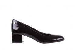 Czółenka Bayla-172 M005 Czarny, Skóra naturalna lakierowana - 36. Czarne czółenka damskie Bayla, bez wzorów, z jeansu, eleganckie, bez obcasa, na obcasie, bez zapięcia. W wyprzedaży za 89.10 zł.