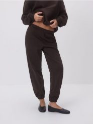 Spodnie dresowe z bawełną - ciemnobrązowy. Brązowe spodnie dresowe damskie Reserved, l, bez wzorów, z bawełny. Za 99.99 zł.