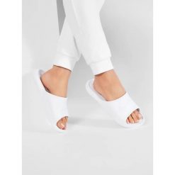Japonki Nike Victori One, Kobiety. Białe klapki damskie Nike, bez wzorów, z gumy, bez obcasa. Za 261.00 zł.