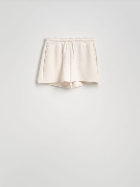 Szorty z wiskozą - złamana biel. Szorty damskie Reserved, l, bez wzorów, z dzianiny. W wyprzedaży za 35.99 zł.