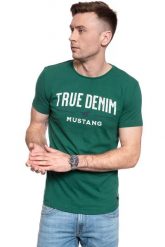 MUSTANG T SHIRT Aaron C Print 1009047 6440. Zielone t-shirty męskie Mustang, m, bez wzorów, bez kołnierzyka. Za 69.99 zł.