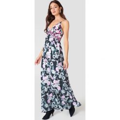 NA-KD Wzorzysta sukienka z dekoltem V - Multicolor. Sukienki damskie NA-KD, z tkaniny. W wyprzedaży za 38.99 zł.