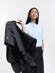 Sweter z krótkim rękawem - jasnoniebieski. Niebieskie swetry damskie Reserved, l, bez wzorów, z dzianiny, bez kołnierzyka, bez ramiączek, krótkie, bez kaptura. Za 89.99 zł.