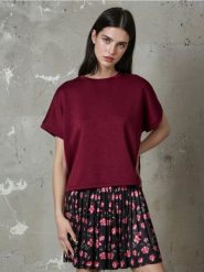 Bluza z krótkim rękawem soft touch - bordowy. Czerwone bluzy damskie Sinsay, l, bez wzorów, z dzianiny, bez kaptura. W wyprzedaży za 19.99 zł.