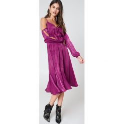 NA-KD Sukienka z dekoltem V i wycięciami na ramionach - Purple. Sukienki damskie marki NA-KD. W wyprzedaży za 60.88 zł.