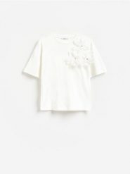 T-shirt z kwiatową aplikacją - złamana biel. T-shirty damskie Reserved, l, z aplikacjami, z bawełny, bez kołnierzyka. Za 89.99 zł.