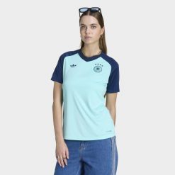 Wyjazdowa koszulka przedmeczowa Niemcy 26. Niebieskie koszulki sportowe damskie Adidas, bez wzorów, sportowe, bez kołnierzyka. Za 299.00 zł.