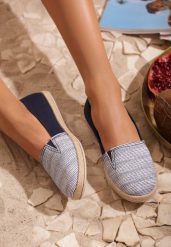 Granatowe Espadryle Loving Tonight. Niebieskie espadryle damskie Renee, bez wzorów, bez obcasa, na płaskiej podeszwie, bez zapięcia. Za 44.99 zł.