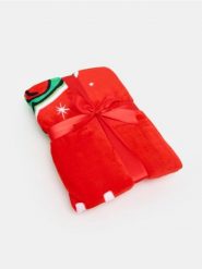 Koc w motywie zimowym Grinch - czerwony. Czerwone kocyki dla dzieci Sinsay. Za 35.99 zł.