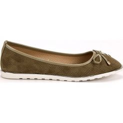 Small Swan Zielone Baleriny. Zielone baleriny damskie Small Swan, na lato, z aplikacjami, ze skóry ekologicznej, eleganckie, bez obcasa. W wyprzedaży za 69.00 zł.