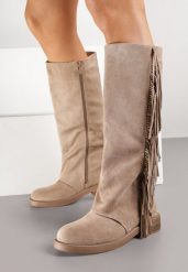 Ciemnobeżowe Kozaki w Stylu Boho z Imitacji Zamszu z Frędzlami Vemirina. Brązowe kozaki damskie Born2be, z jeansu, bez obcasa, na płaskiej podeszwie. Za 149.99 zł.