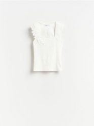 Bluzka z ozdobnym detalem - biały. Białe bluzki damskie Reserved, l, bez wzorów, z bawełny, bez kołnierzyka, bez ramiączek. Za 79.99 zł.